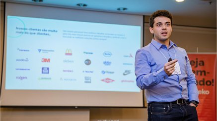 Douglas Souza giving a presentation