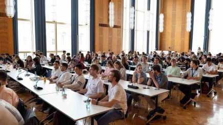 Studierende sitzend im Auditorium