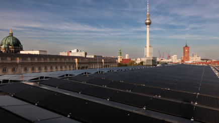 Blick auf das Dach der ESMT mit der PV-Anlage in Richtung Fernsehturm