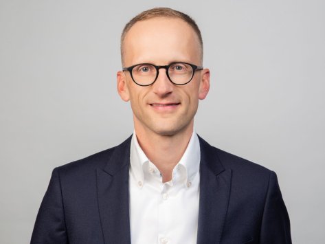 This is a photo of Henry Sauermann, ESMT Berlin.