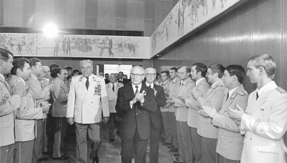 Erich Honecker, Chairman of the State Council and the National Defense Council of the GDR, received this year's graduates of the military academies. 